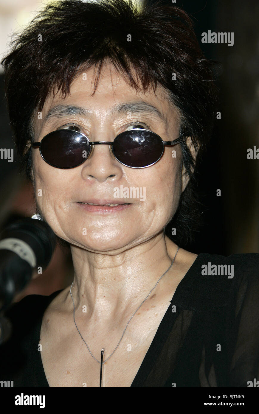 YOKO ONO YOKO ONO CONFERENZA STAMPA ONO 61ST FESTIVAL DEL CINEMA DI VENEZIA LIDO VENEZIA ITALIA 09 Settembre 2004 Foto Stock