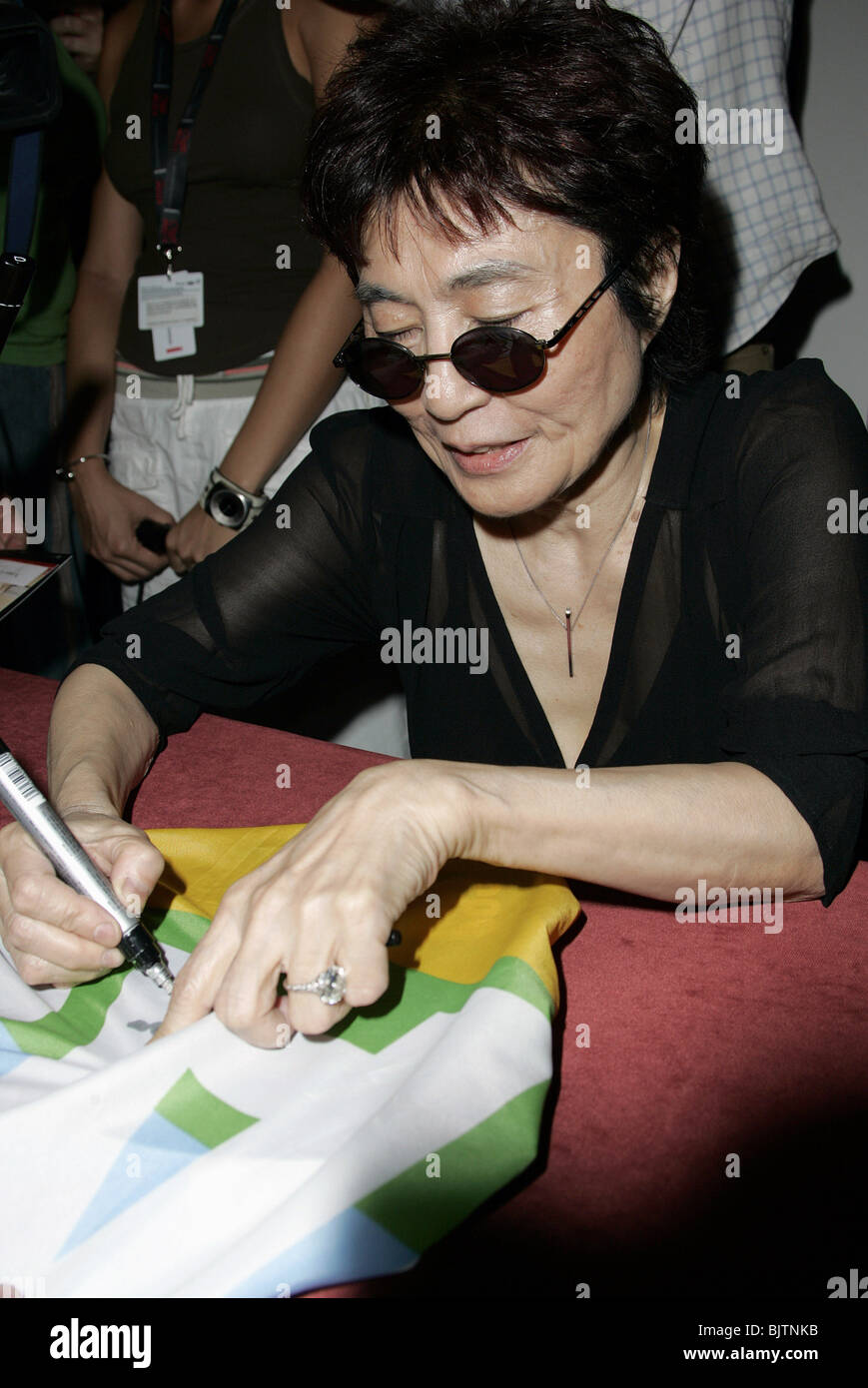 YOKO ONO YOKO ONO CONFERENZA STAMPA ONO 61ST FESTIVAL DEL CINEMA DI VENEZIA LIDO VENEZIA ITALIA 09 Settembre 2004 Foto Stock