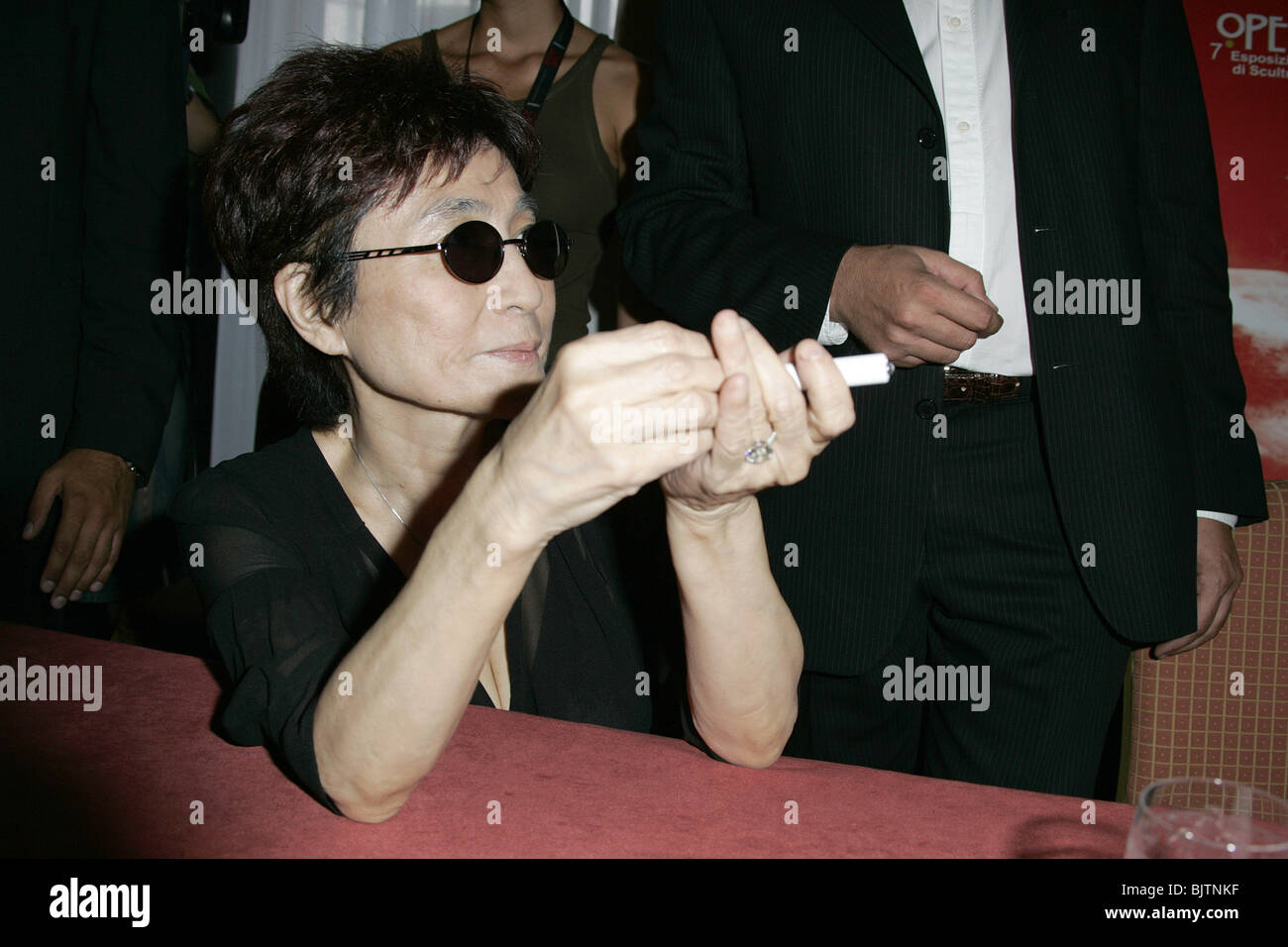 YOKO ONO YOKO ONO CONFERENZA STAMPA ONO 61ST FESTIVAL DEL CINEMA DI VENEZIA LIDO VENEZIA ITALIA 09 Settembre 2004 Foto Stock