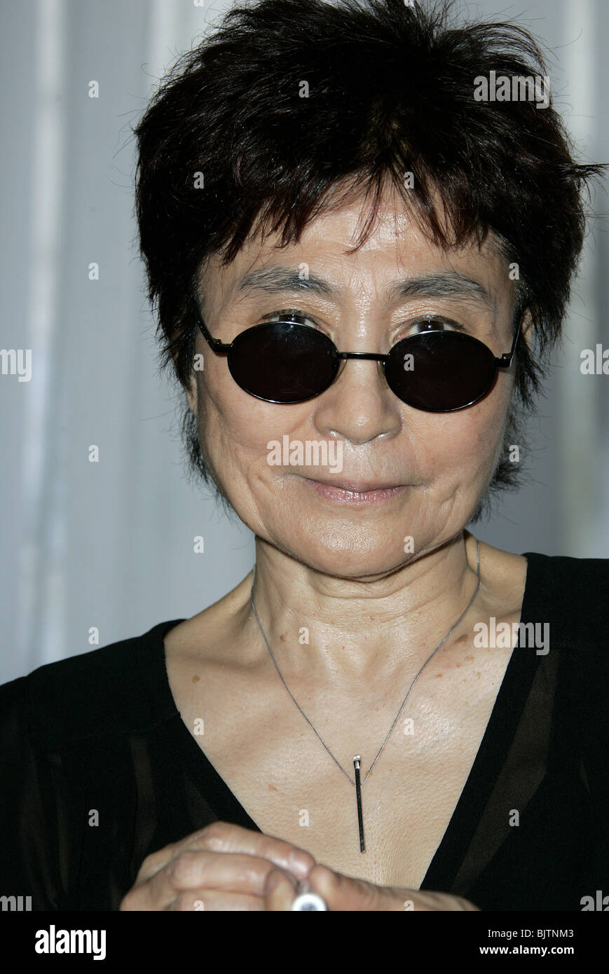 YOKO ONO YOKO ONO CONFERENZA STAMPA ONO 61ST FESTIVAL DEL CINEMA DI VENEZIA LIDO VENEZIA ITALIA 09 Settembre 2004 Foto Stock