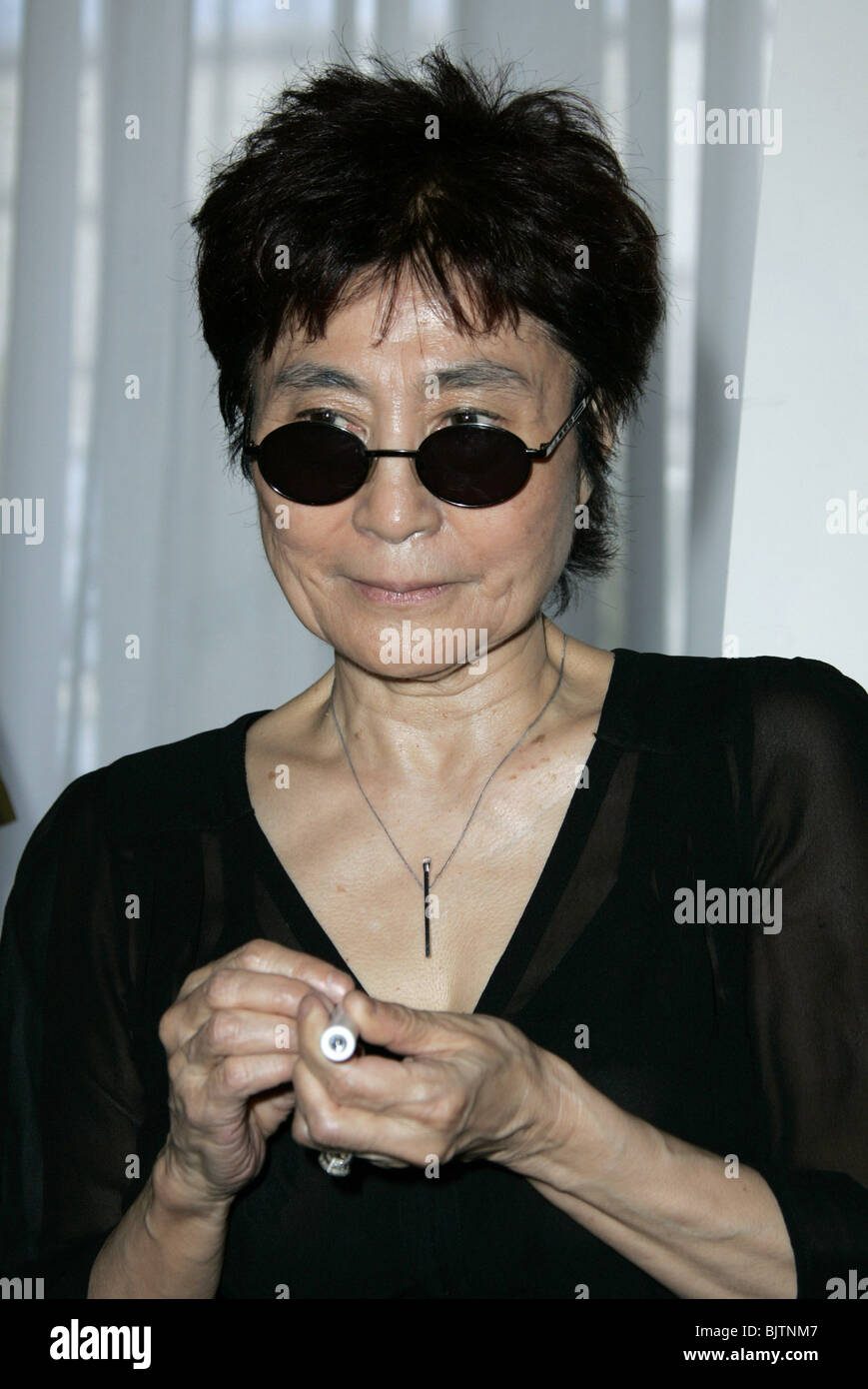 YOKO ONO YOKO ONO CONFERENZA STAMPA ONO 61ST FESTIVAL DEL CINEMA DI VENEZIA LIDO VENEZIA ITALIA 09 Settembre 2004 Foto Stock