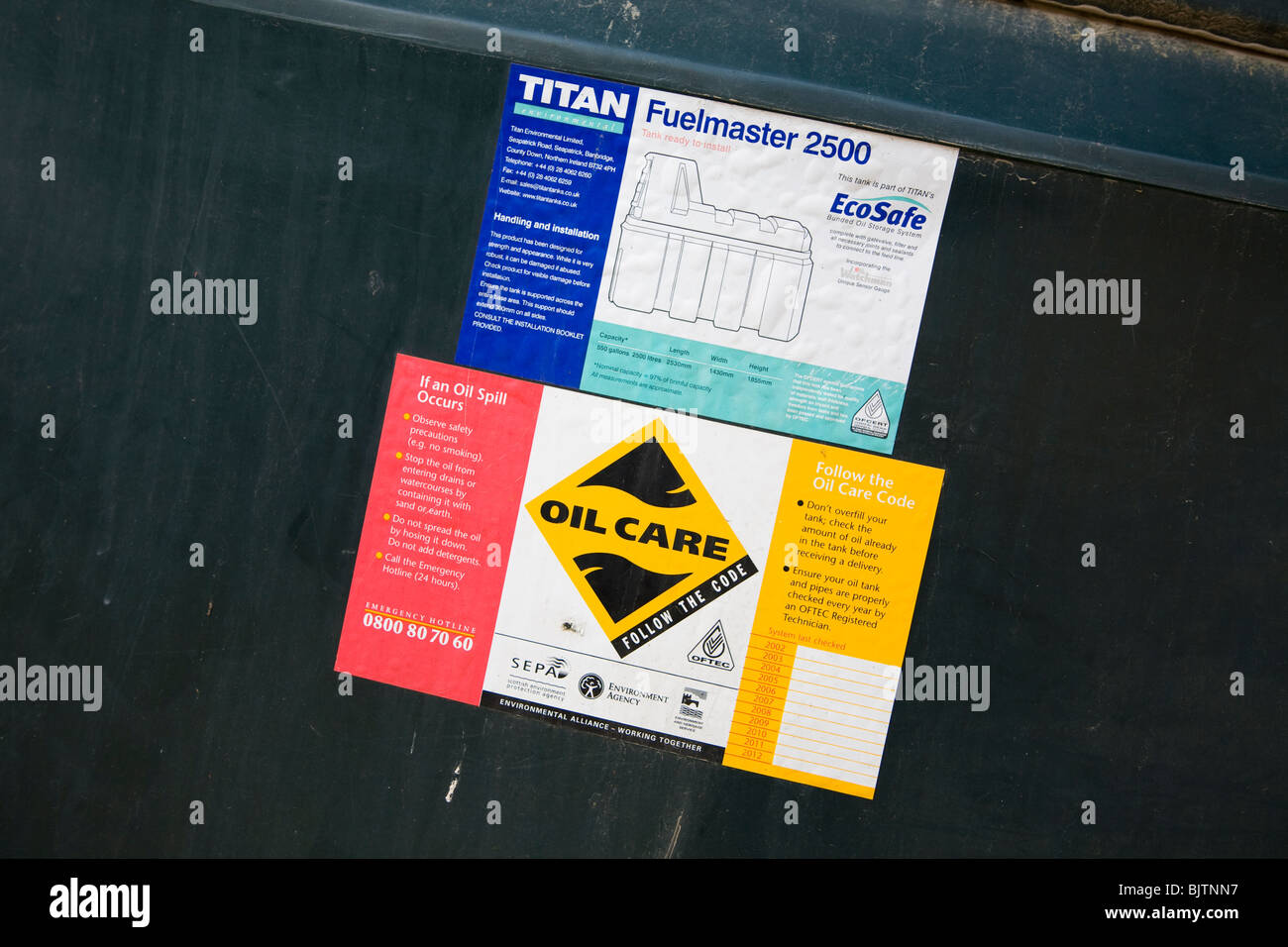 Cura dell'olio etichette di informazioni su Titan Fuelmaster contenitore Foto Stock