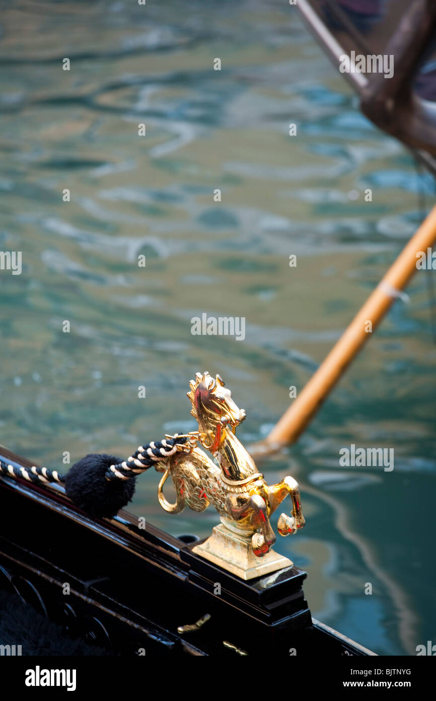 Venezia, Italia. dettaglio della gondola su un tipico canale veneziano Foto Stock
