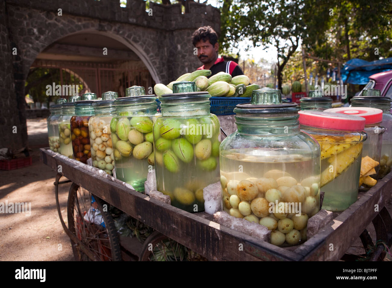 India Kerala, Palakkad, strada venditore a vendere manghi canditi e altra frutta ad ingresso a Fort Foto Stock