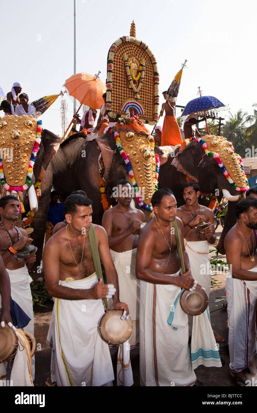 India Kerala, Koorkancherry Sree Maheswara tempio, Thaipooya Mahotsavam festival, musicisti con tempio caparisoned elefanti Foto Stock