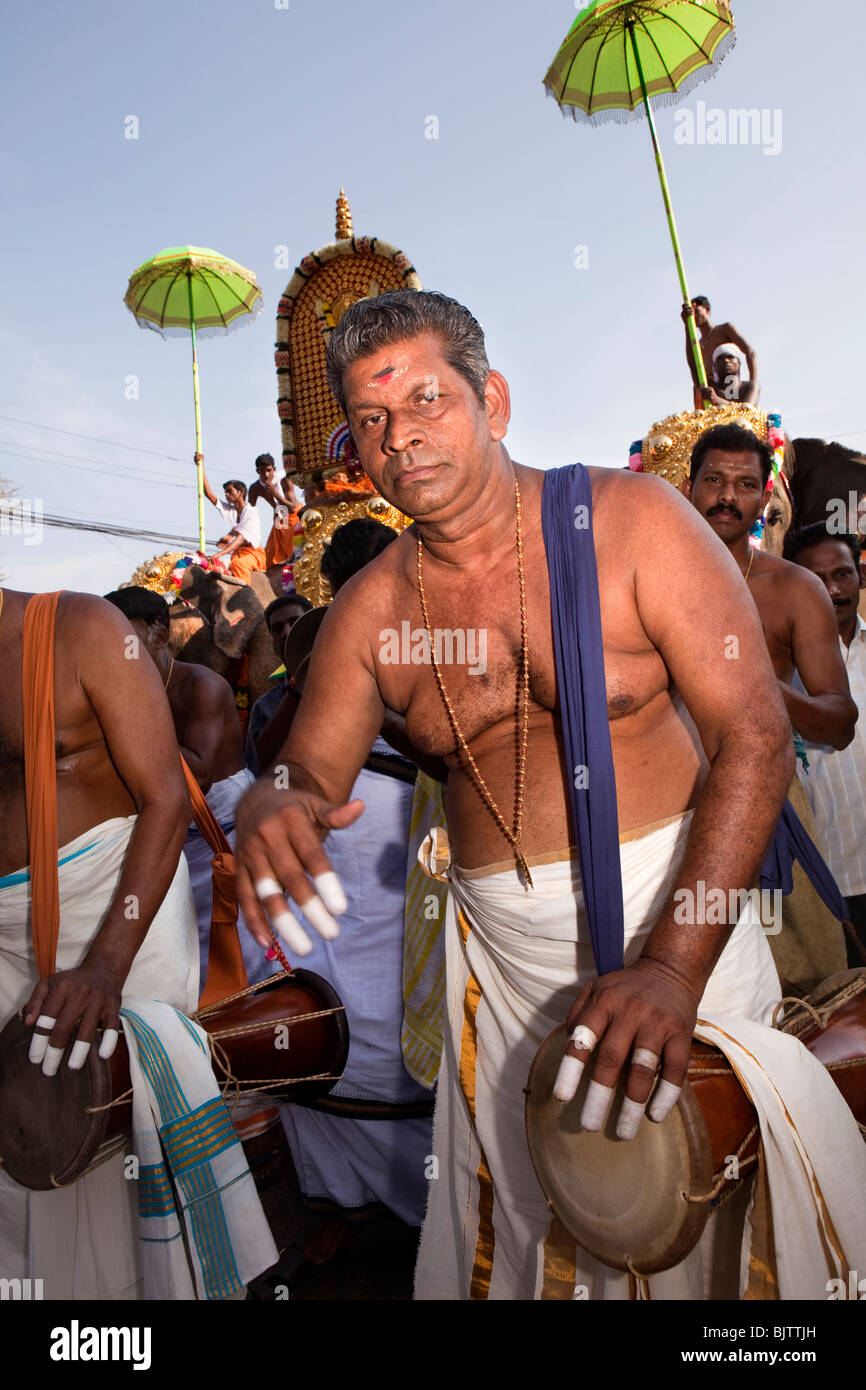 India Kerala, Koorkancherry Sree Maheswara tempio, Thaipooya Mahotsavam festival, musicisti con tempio caparisoned elefanti Foto Stock