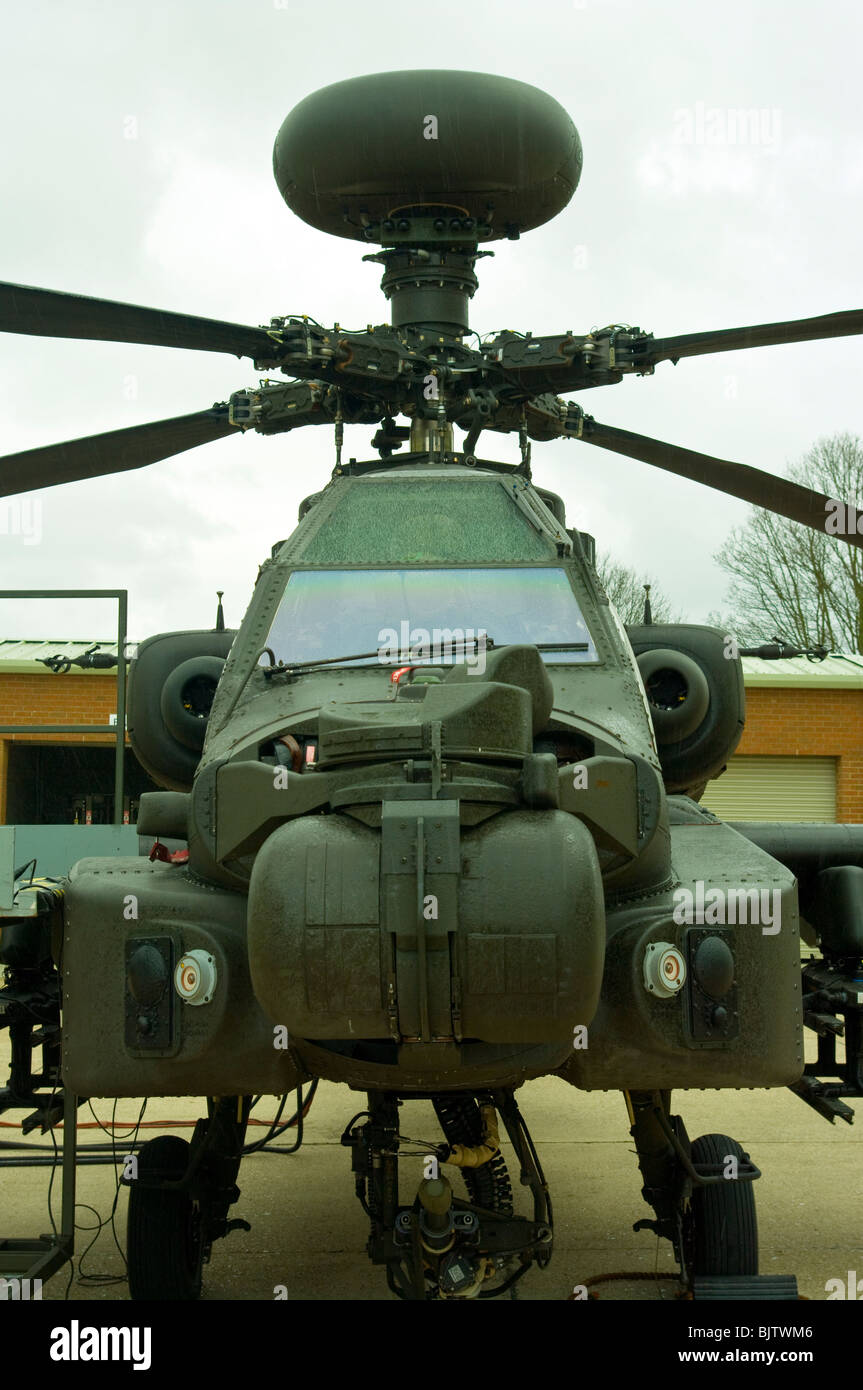 Vista frontale di un esercito britannico Westland elicottero d'assalto WAH-64 MK1 Apache Longbow Foto Stock