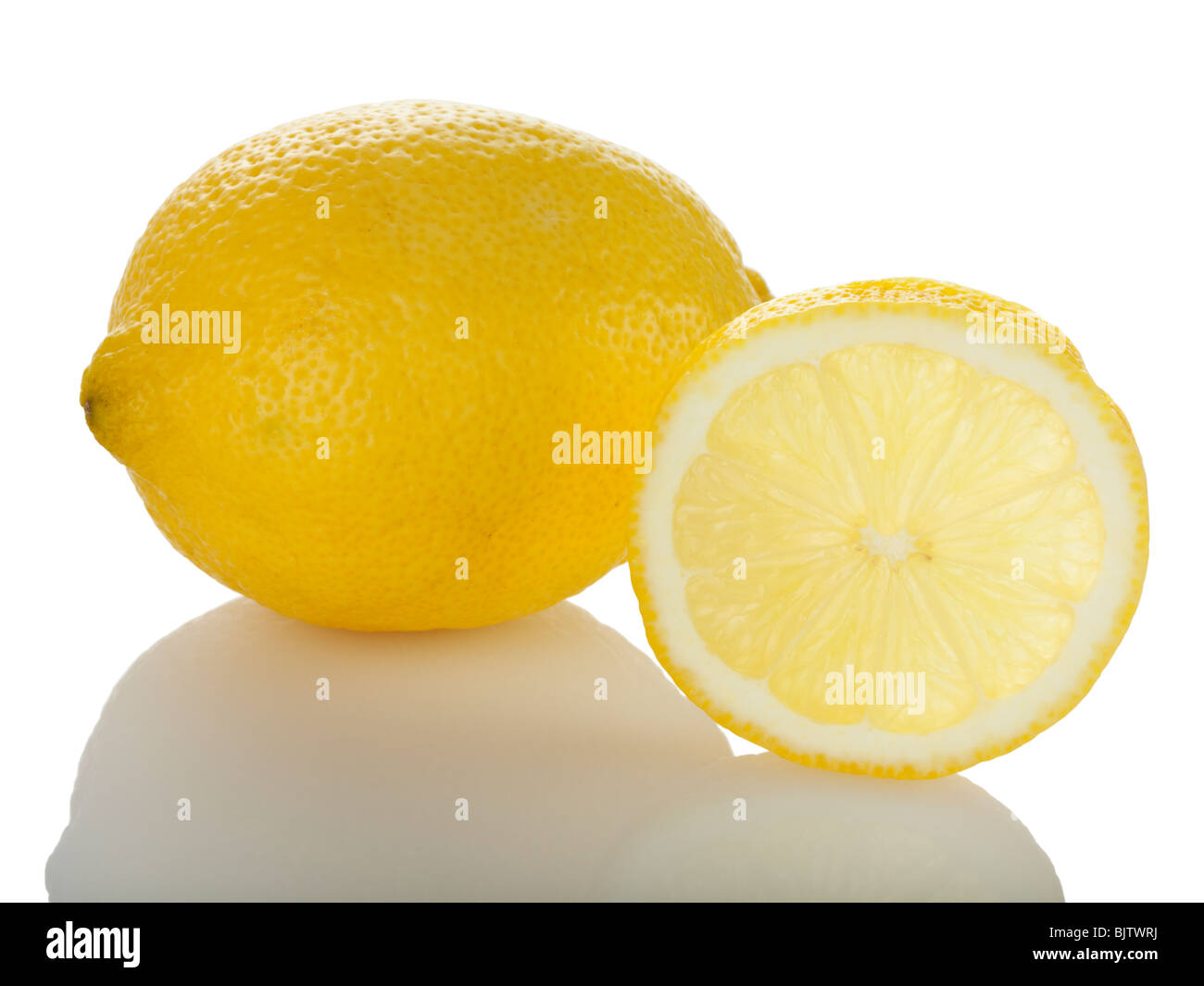 Tutto il limone e fetta su sfondo bianco Foto Stock