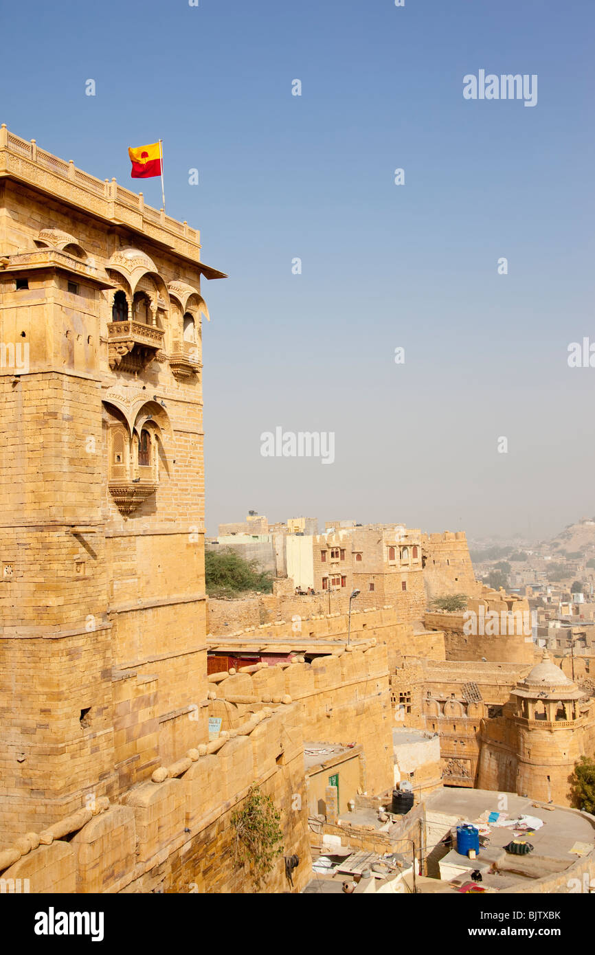 Vista parziale del Forte di Jaisalmer con palazzo, le fortificazioni e la città di seguito, Rajasthan in India Foto Stock