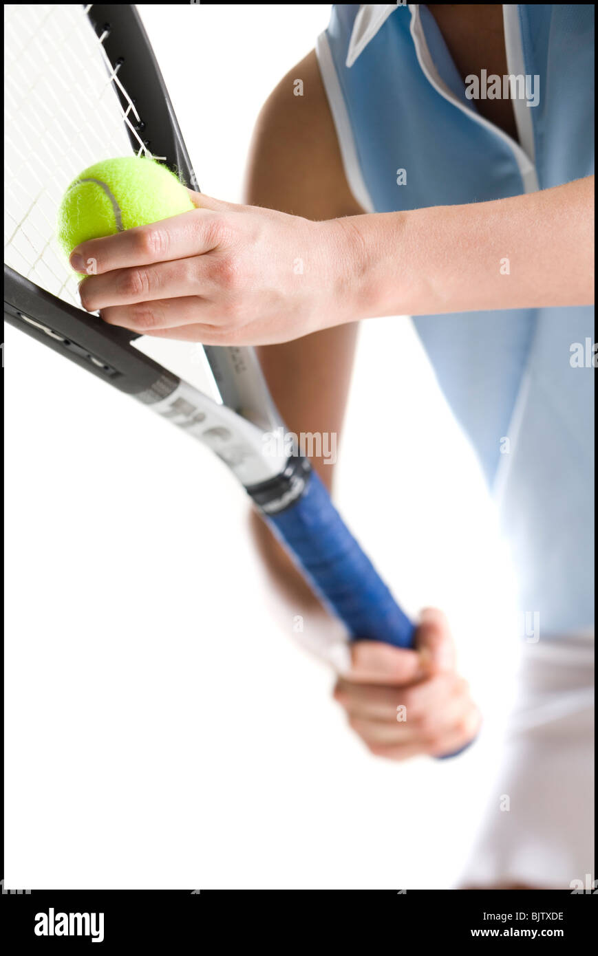 Close-up del giocatore di tennis che serve la sfera Foto Stock