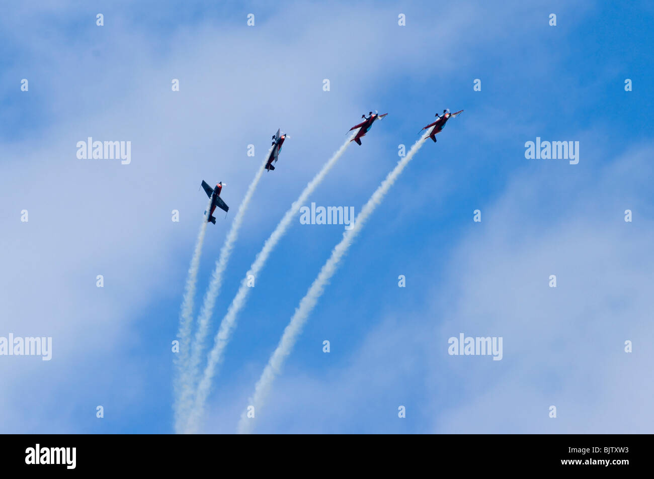 Le lame di volo acrobatico Team Display in 4 EA-300 aeromobili LP Foto Stock