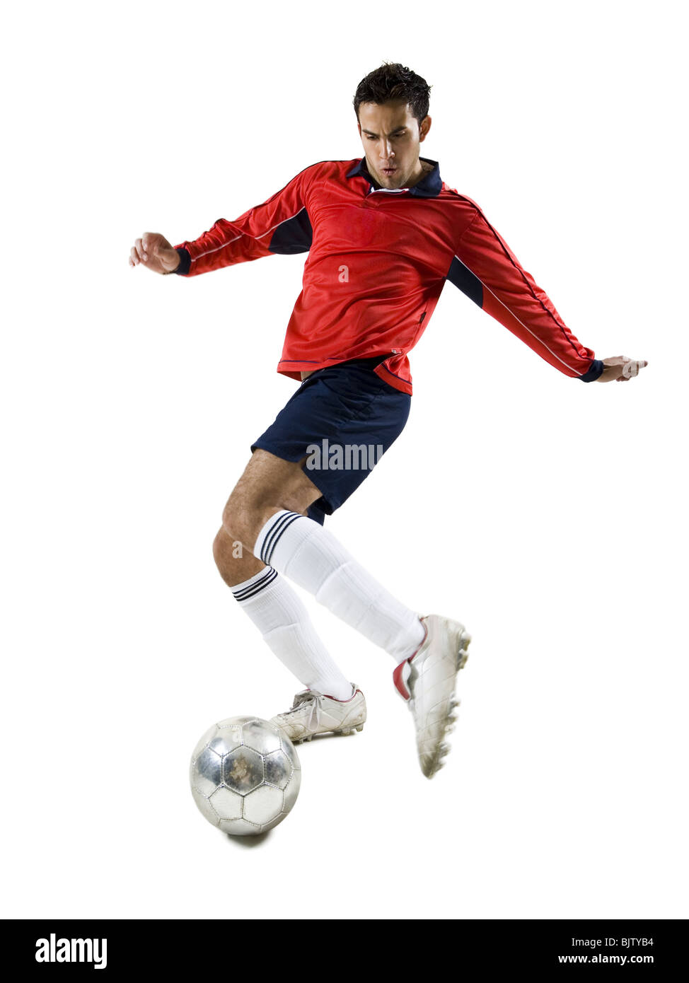 Giocatore di calcio calci palla Foto Stock