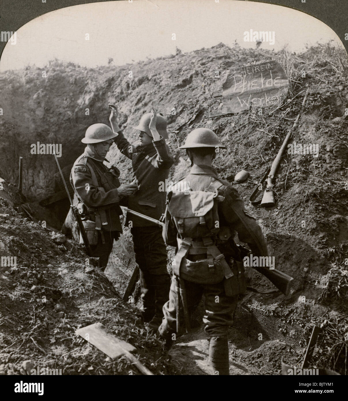 Interrogare un prigioniero tedesco per ottenere informazioni, guerra mondiale I, 1914-1918.Artista: realistico Viaggi Editori Foto Stock