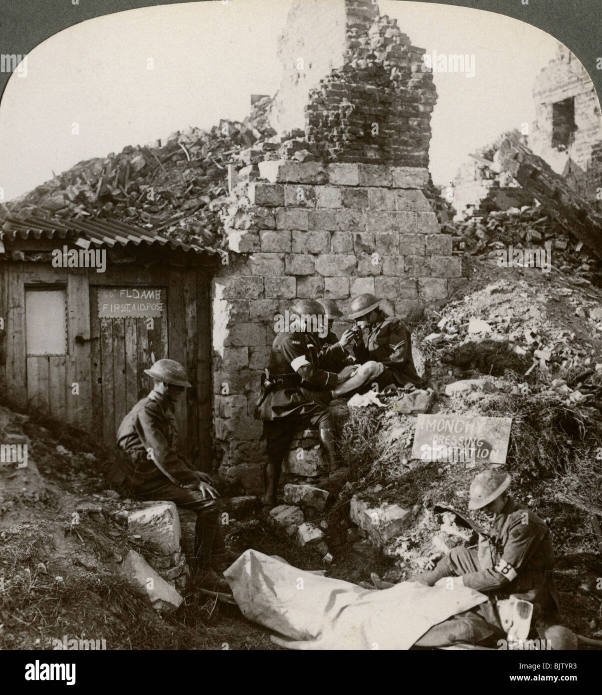 Il Royal Army Medical Corps a Monchy stazione di medicazione, Francia, guerra mondiale I, 1914-1918.Artista: realistico Viaggi Editori Foto Stock