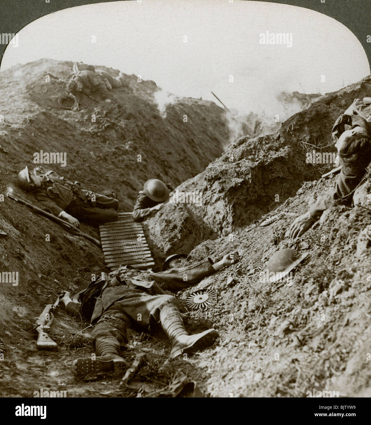 I soldati del quinto esercito ha ucciso durante la grande offensiva tedesca del 1918, Albert, Francia.Artista: realistico Viaggi Editori Foto Stock