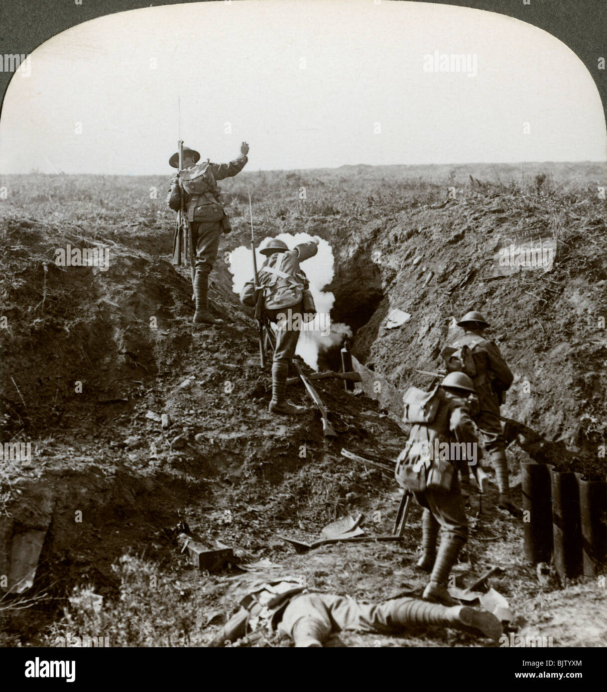 I soldati britannici che attacca la linea Hindenburg, guerra mondiale I, 1917-1918.Artista: realistico Viaggi Editori Foto Stock