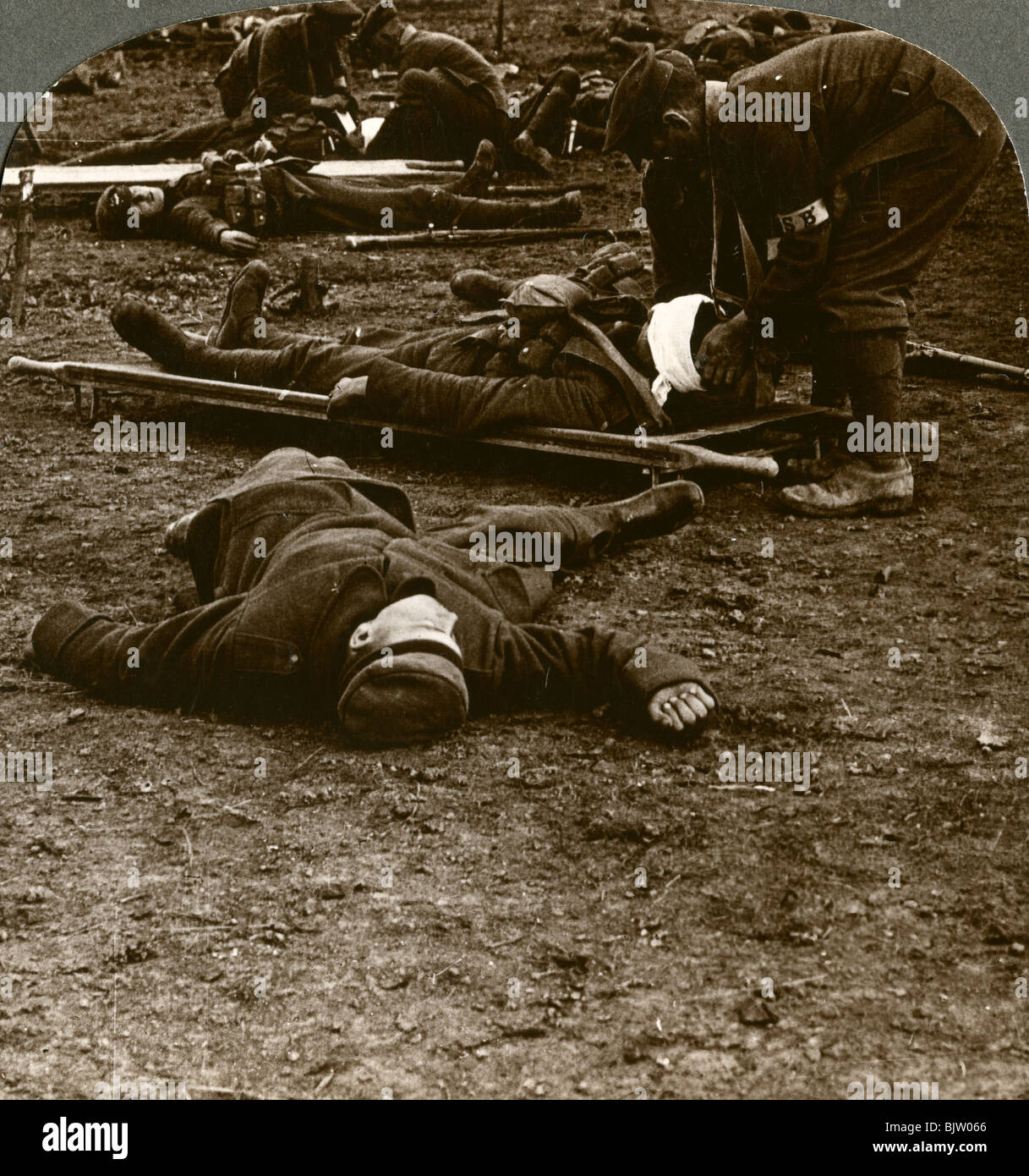 Dopo la tempesta e la sollecitazione di battaglia, di cura dei feriti di guerra mondiale I, 1914-1918.Artista: realistico Viaggi Editori Foto Stock