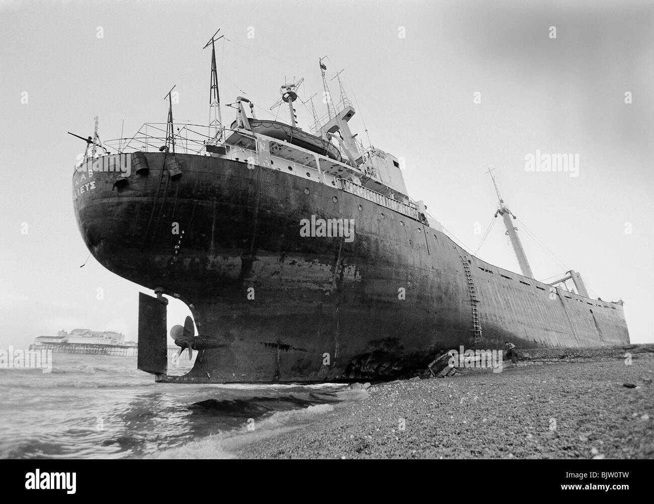 L'Athina B, Greco per nave da carico che era collegato a massa sulla Spiaggia di Brighton nel 1980 dopo la collisione con il Palace Pier nel buio. Foto Stock