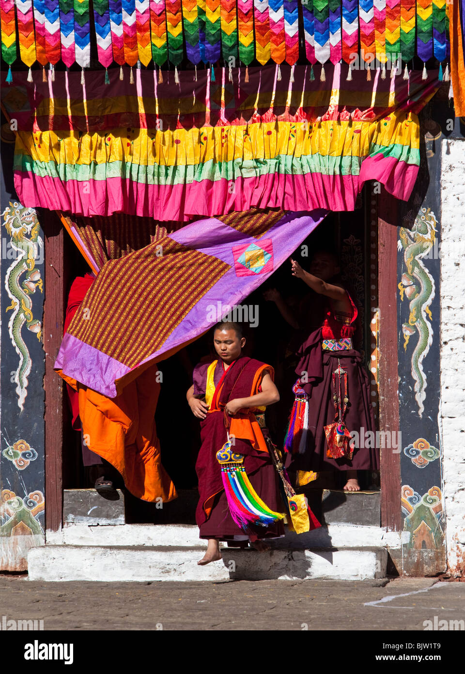 Monaco in festival vestiti in uscita Dzong edificio per eseguire una danza tsechu, Trashigang Bhutan Foto Stock