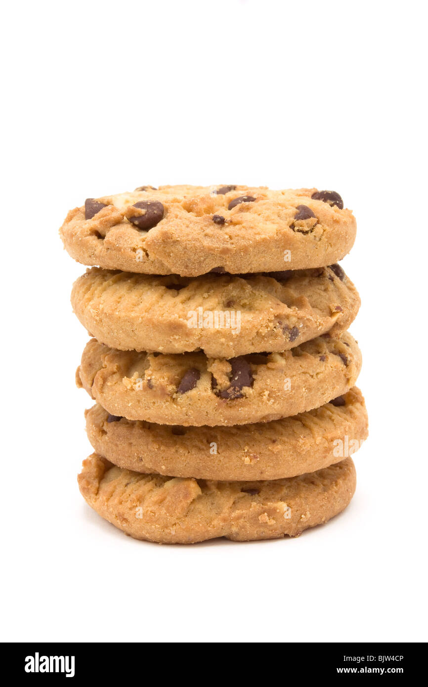 Torre di choc Chip n Hazlenut biscotti dal punto di vista basso isolata contro uno sfondo bianco. Foto Stock