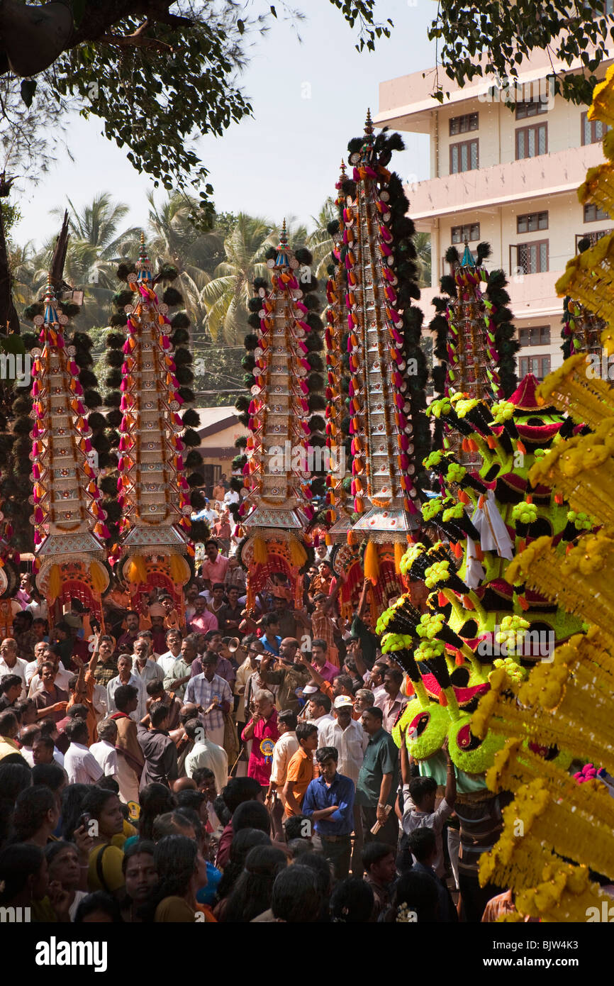 Il Kerala, Koorkancherry Sree Maheswara tempio, Thaipooya Mahotsavam festival, Kavadiyattom danza, pookkavadi e ambalakkavadi Foto Stock