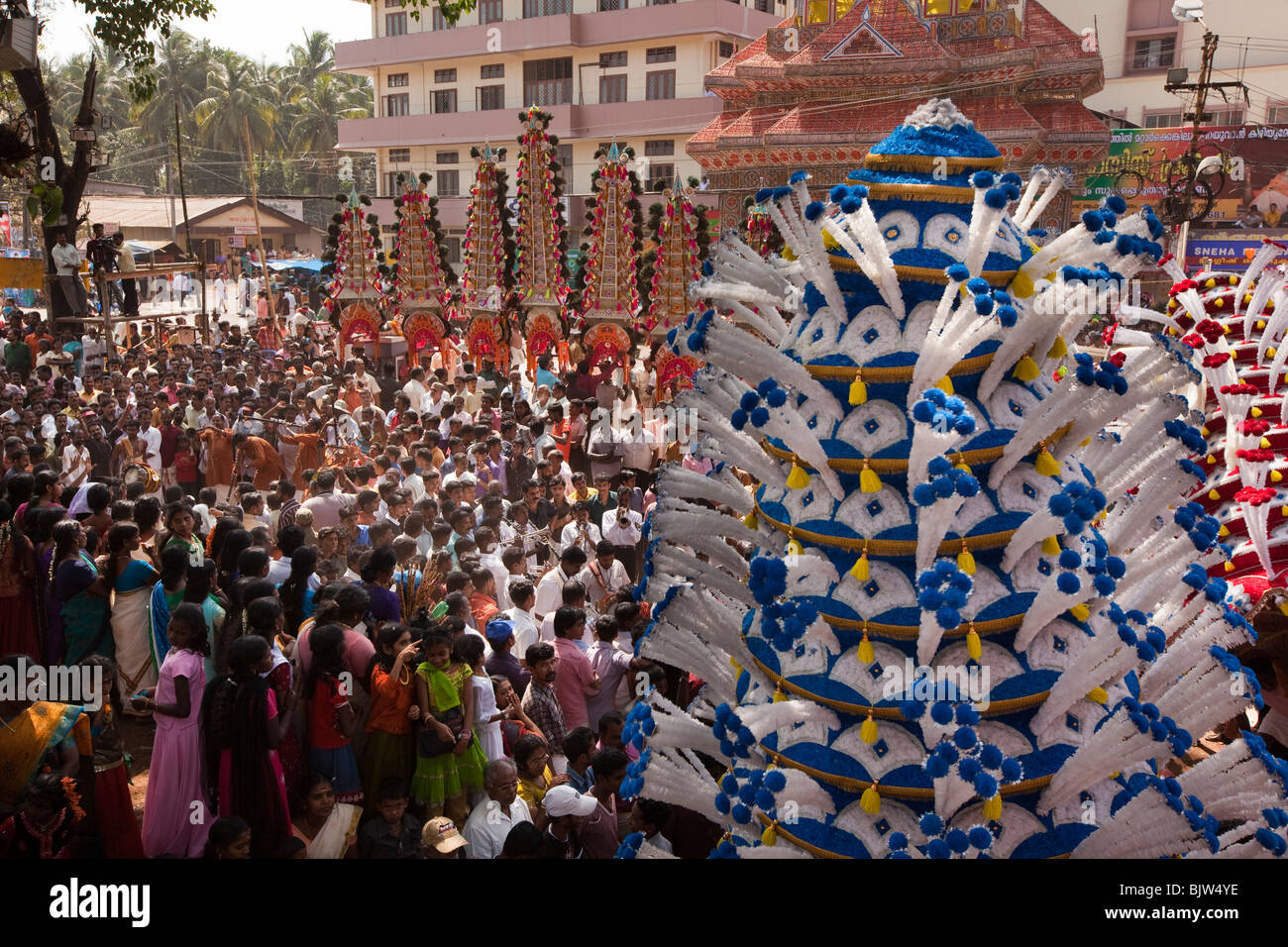 Il Kerala, Koorkancherry Sree Maheswara tempio, Thaipooya Mahotsavam festival, Kavadiyattom danza, pookkavadi e ambalakkavadi Foto Stock