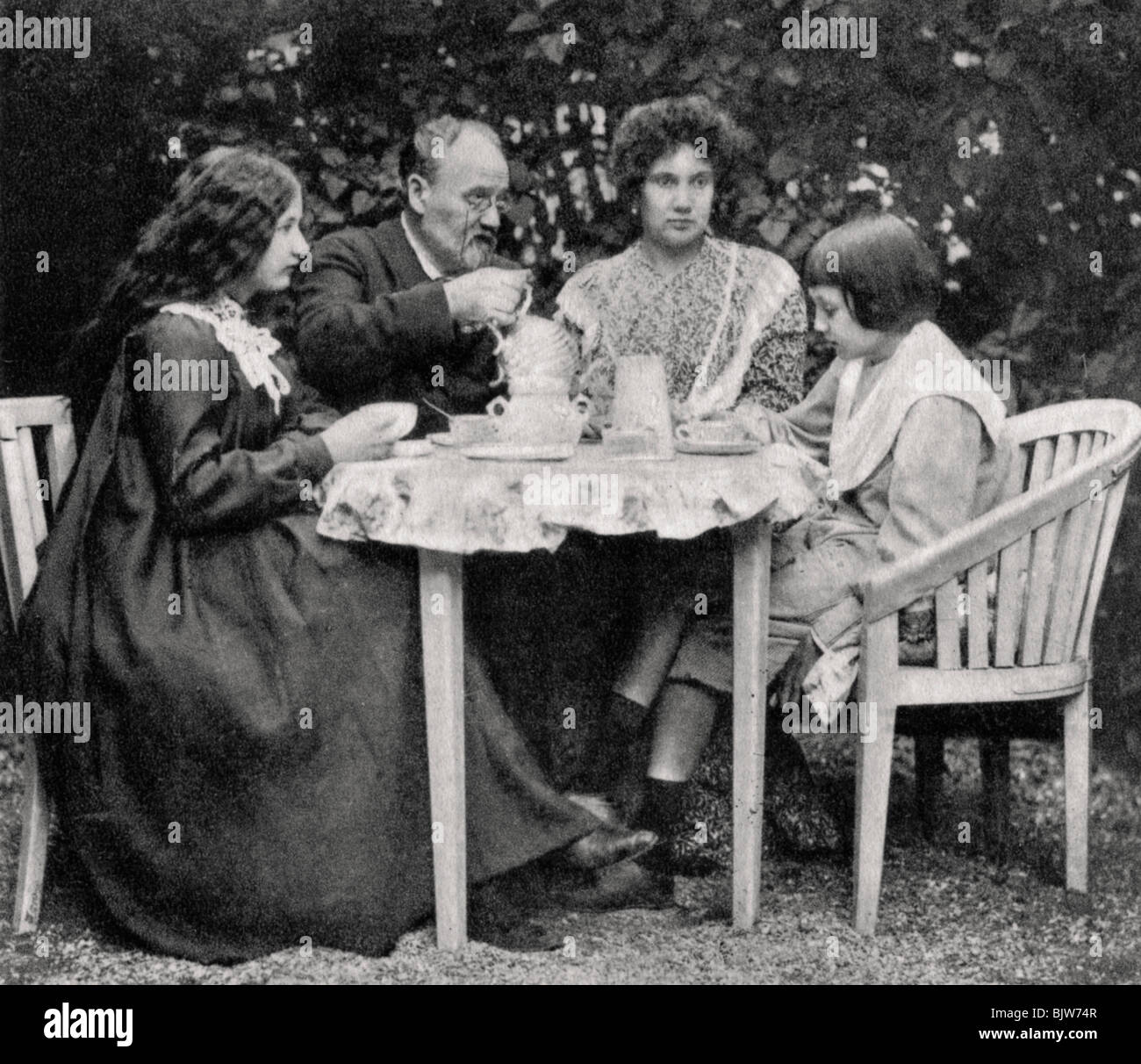 Emile Zola, romanziere francese con la sua famiglia, 1899. Artista: sconosciuto Foto Stock