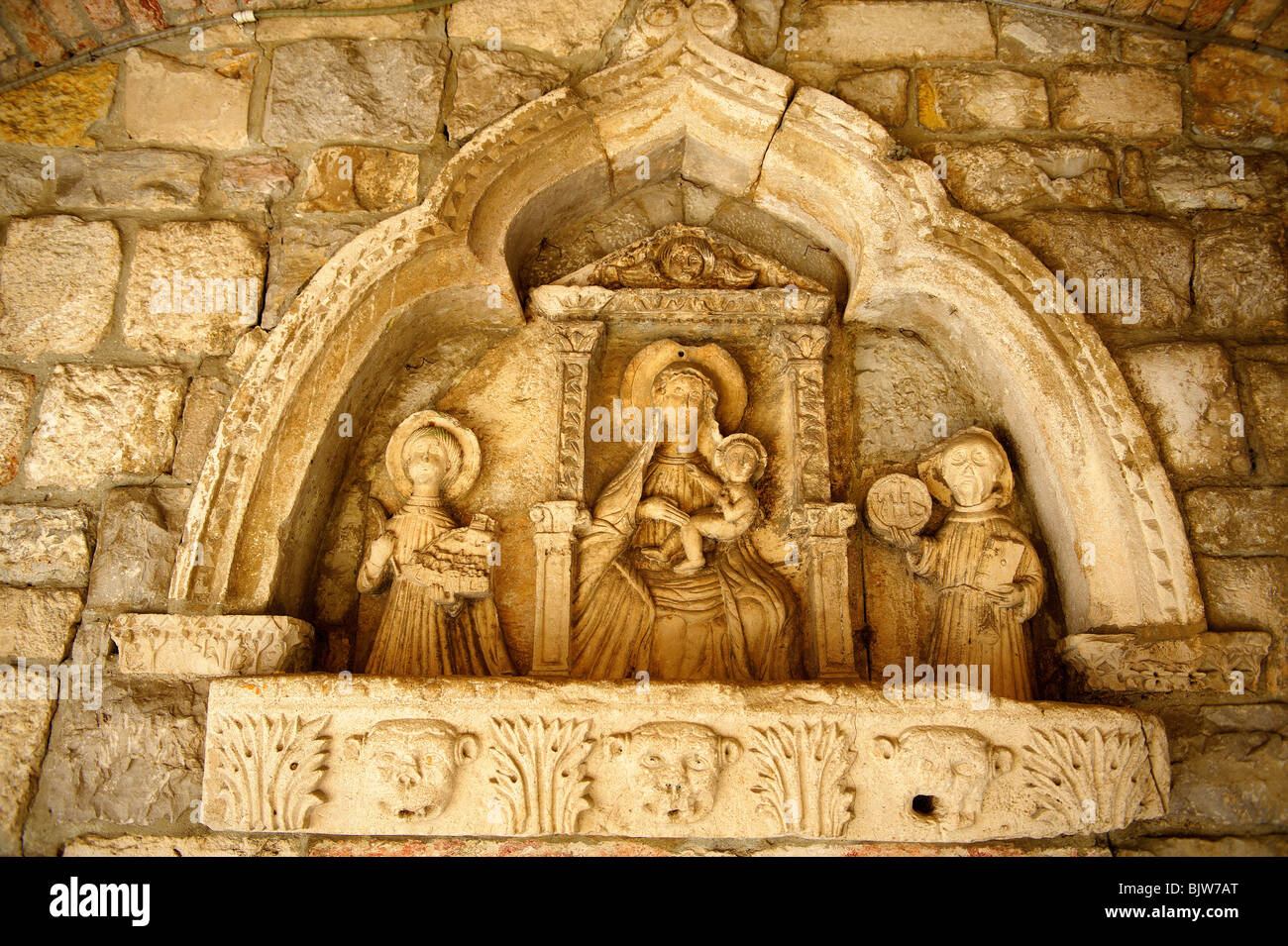 Gotico del xv secolo bassorilievo della Vergine Maria centro, San Tripun diritto, San Bernardo a sinistra. Cancelli principali, Kotor, Montenegro Foto Stock