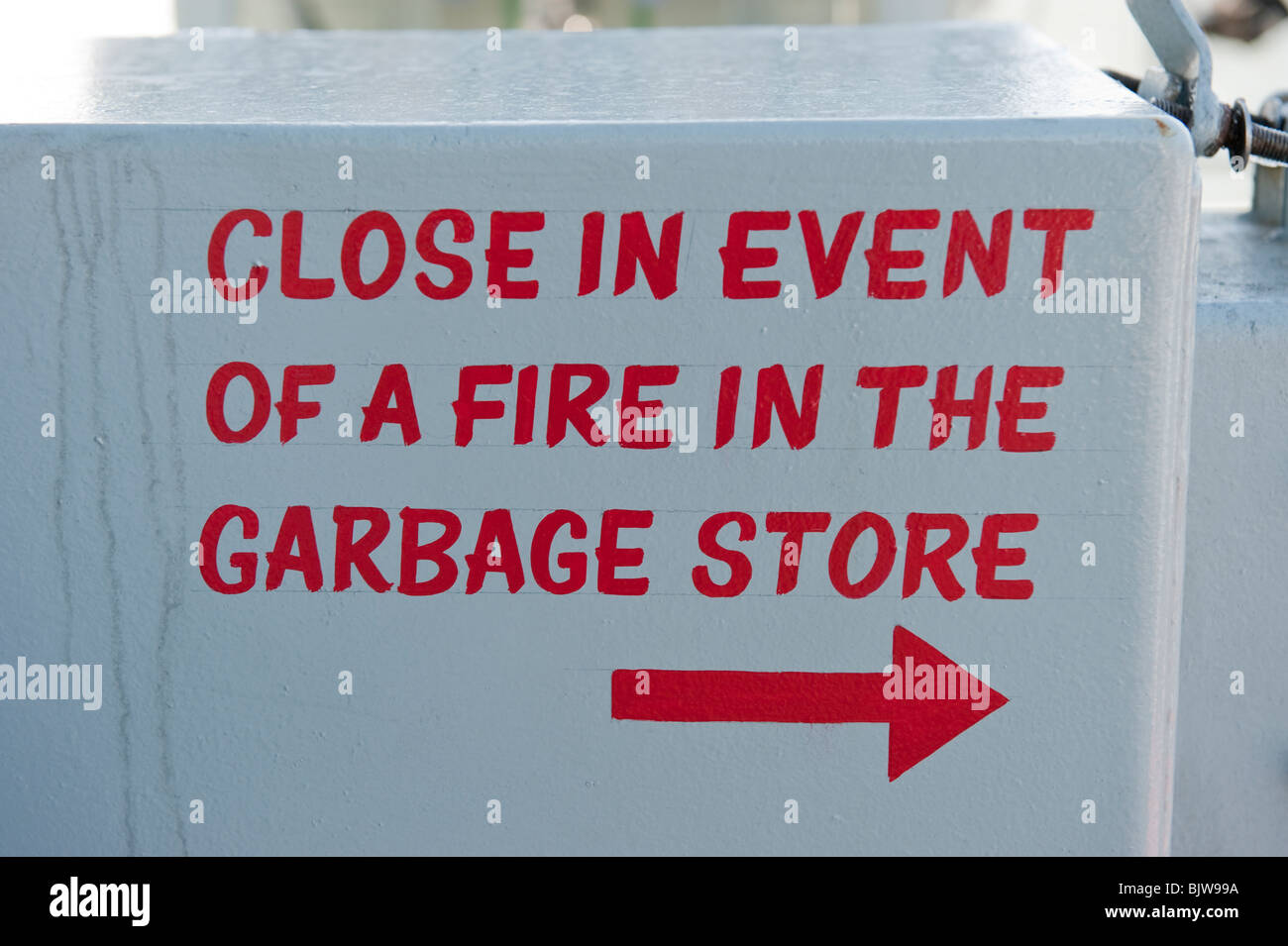 Chiudere in caso di incendio nel negozio di rifiuti Foto Stock