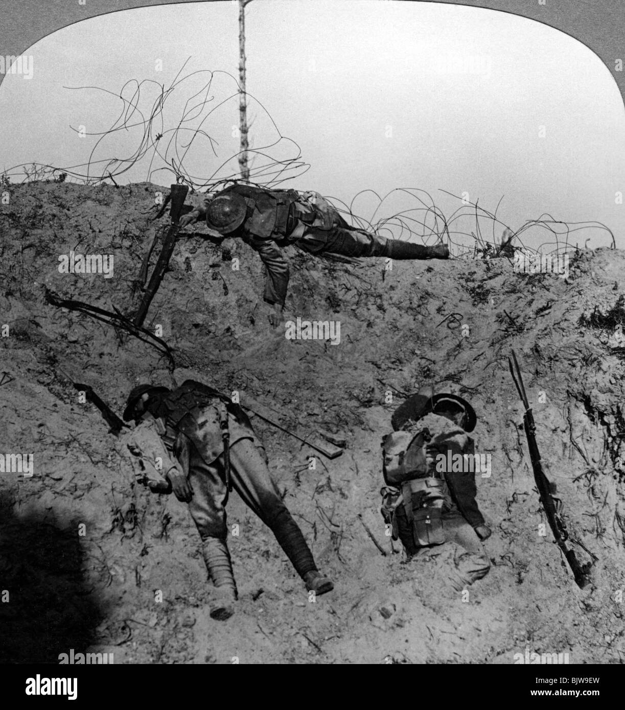 Uomini caduti per contestare la miniera il cratere, Hooge, Belgio, guerra mondiale I, 1914-1918.Artista: realistico Viaggi Editori Foto Stock