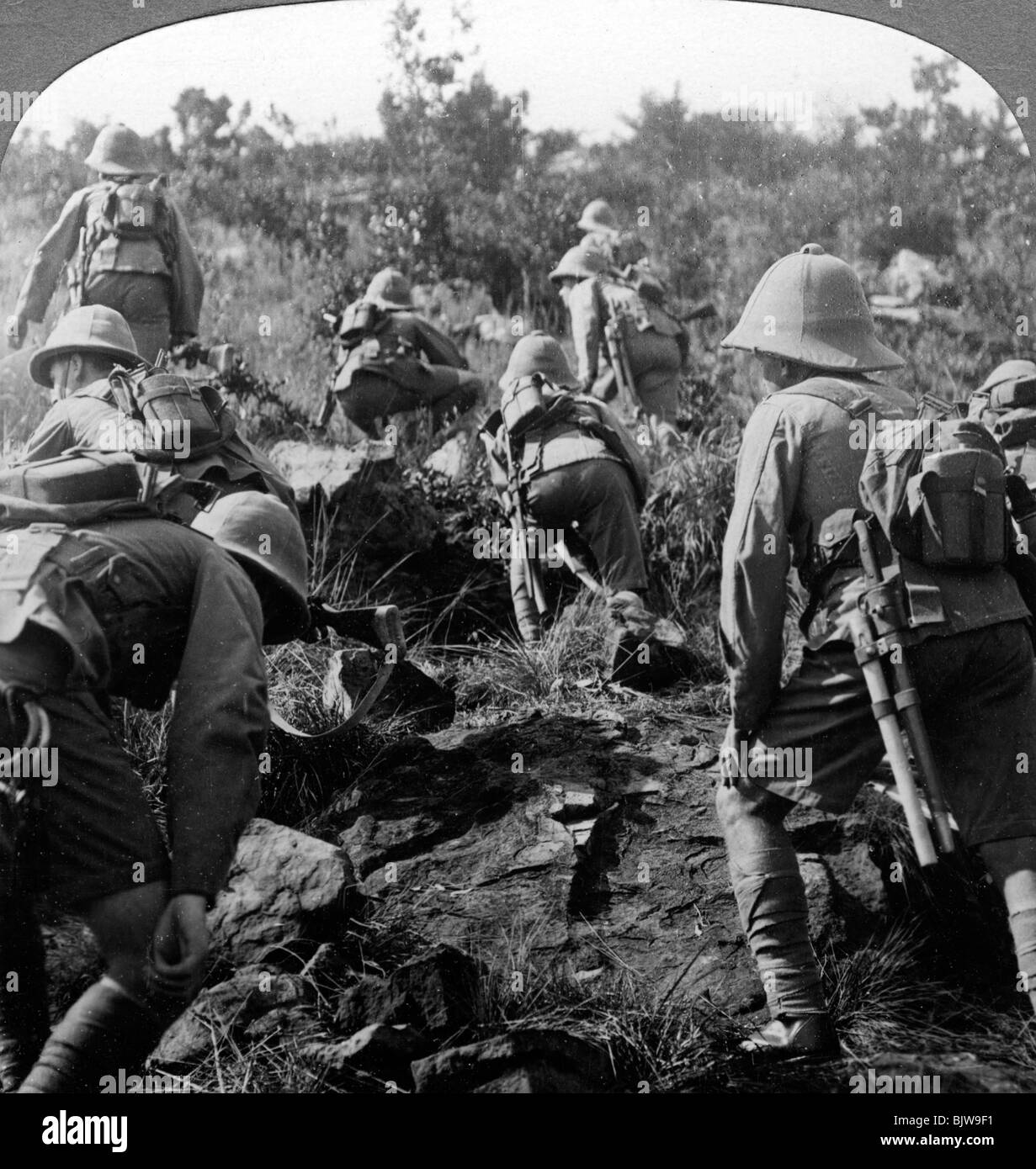 Scout rendendo il loro modo attraverso le foreste dell Africa Orientale, la guerra mondiale I, 1914-1918.Artista: realistico Viaggi Editori Foto Stock