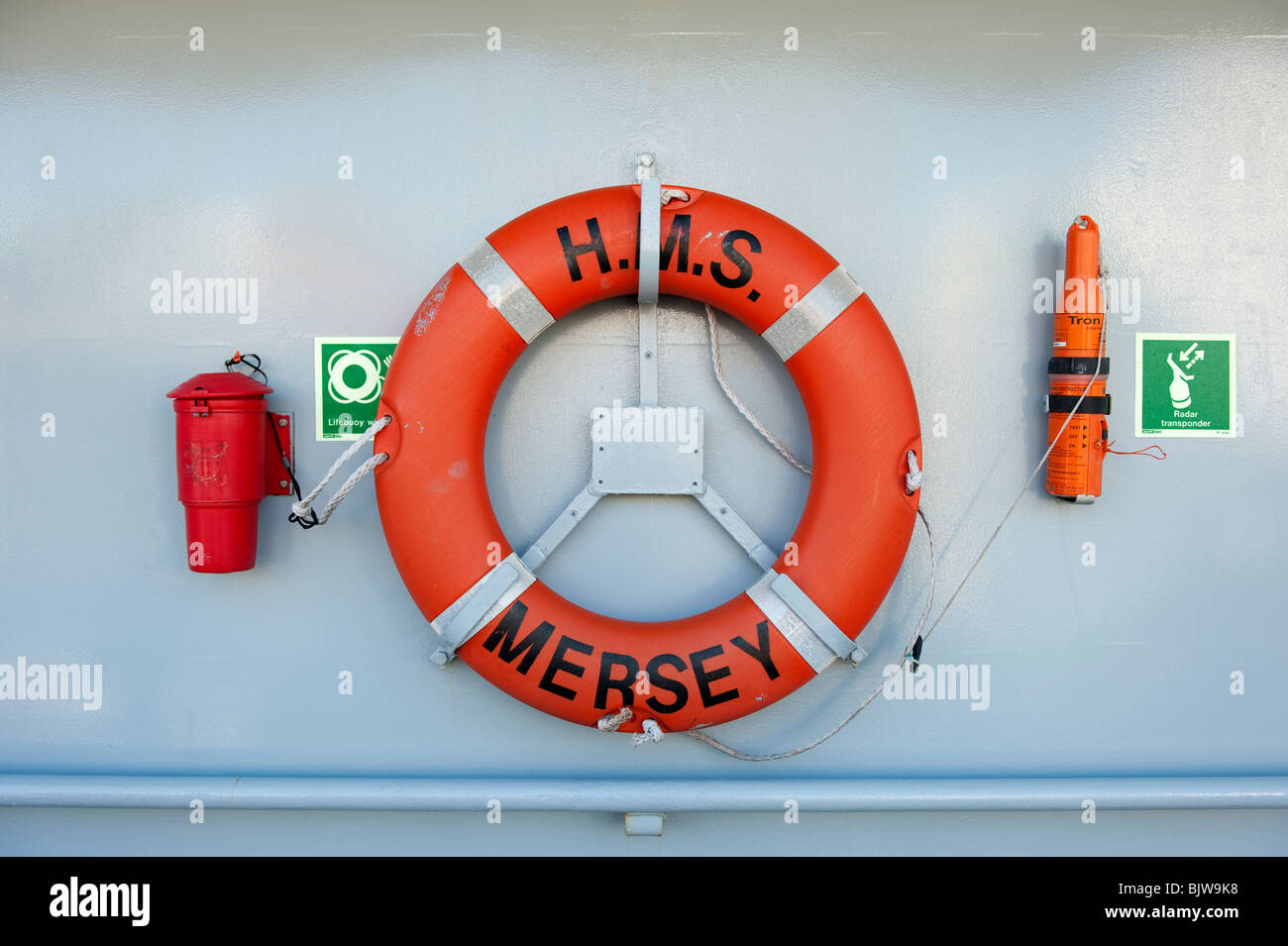 HMS Mersey Royal Navy Ship anello di vita e apparecchiature salvavita Foto Stock