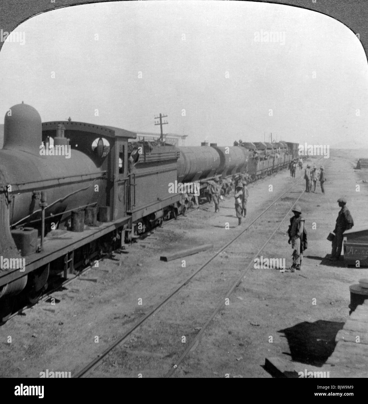 Trainload di auto blindate, Africa del sud-ovest, la guerra mondiale I, 1914-1918.Artista: realistico Viaggi Editori Foto Stock