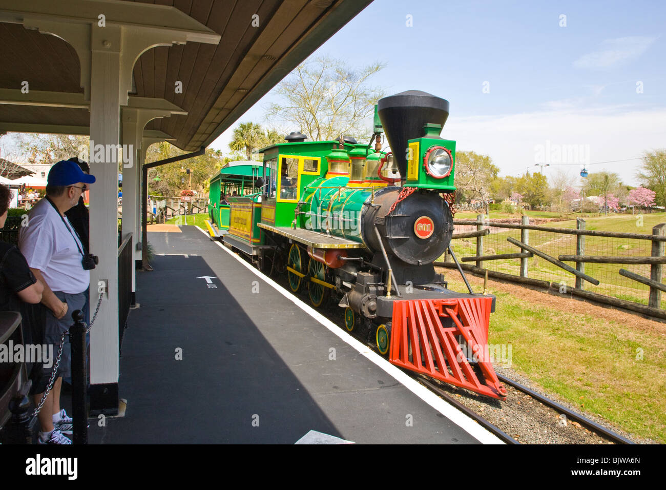 Serengeti Treno Express una vecchia locomotiva a vapore treno a Busch Gardens di Tampa Florida Foto Stock