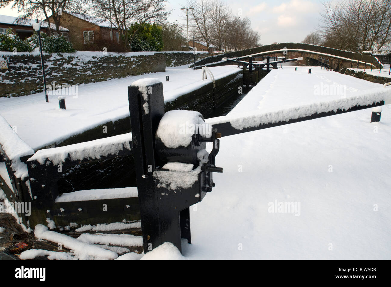 Fairfield Lock sul Ashton Canal dopo una nevicata, a Droylsden, Tameside, Greater Manchester, Inghilterra, Regno Unito Foto Stock