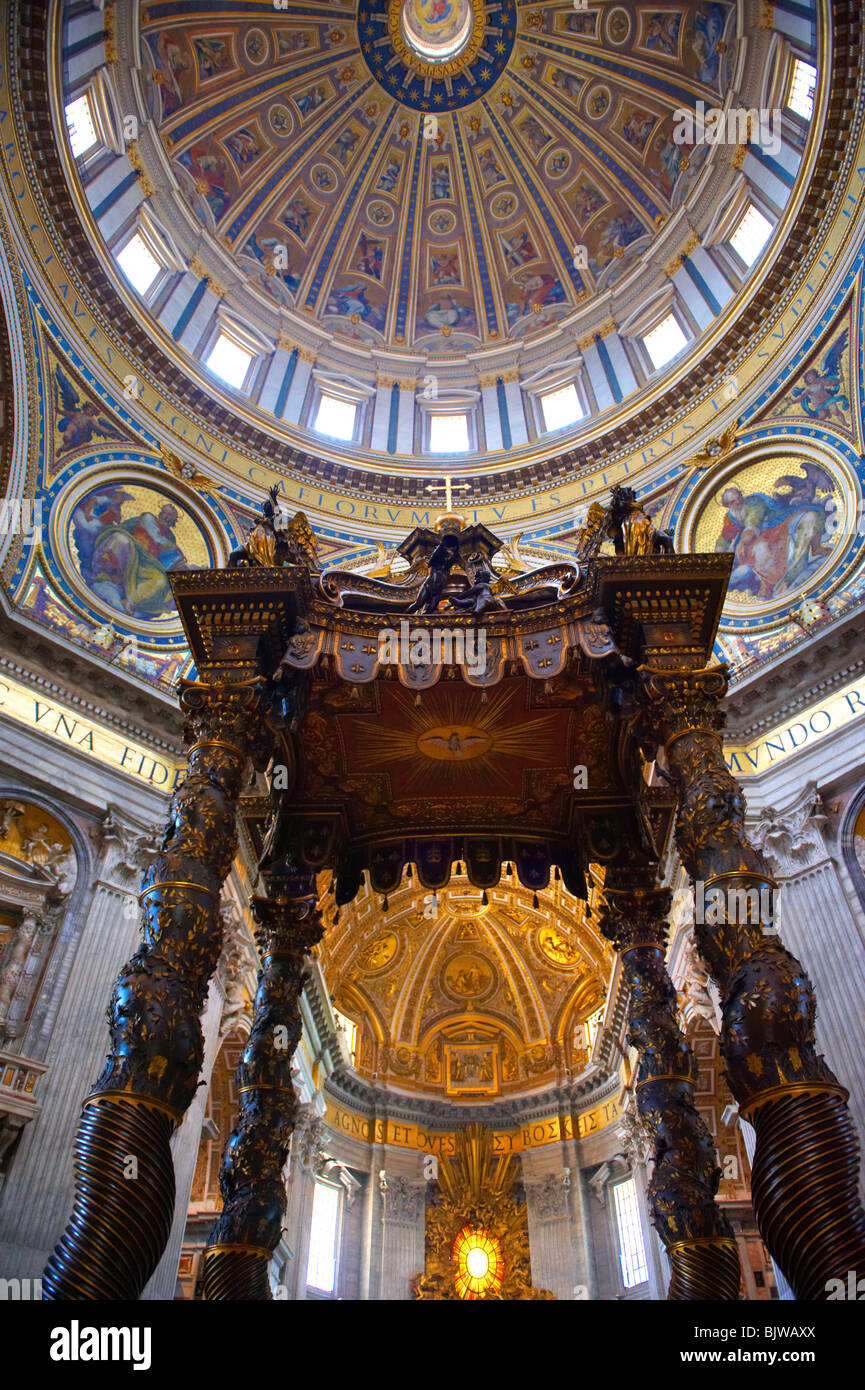 Tettoia barocca () baldacchino del Bernini e la cupola di San Pietro da Michelangelo , il Vaticano, Roma Foto Stock