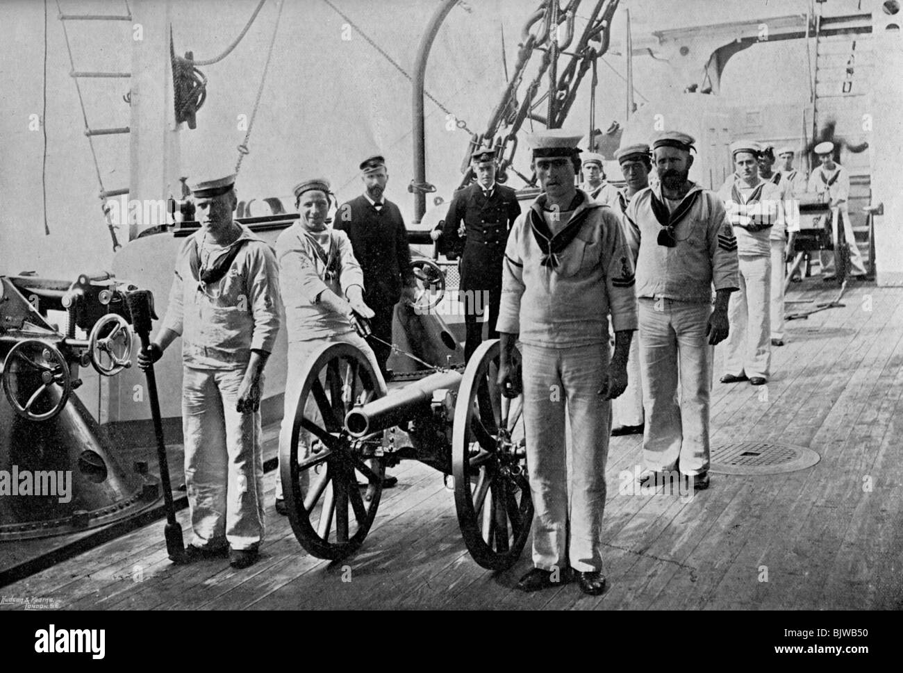 Praticare con un cannone leggero a bordo HMS 'Camperdown', 1895. Artista: Gregorio & Co Foto Stock