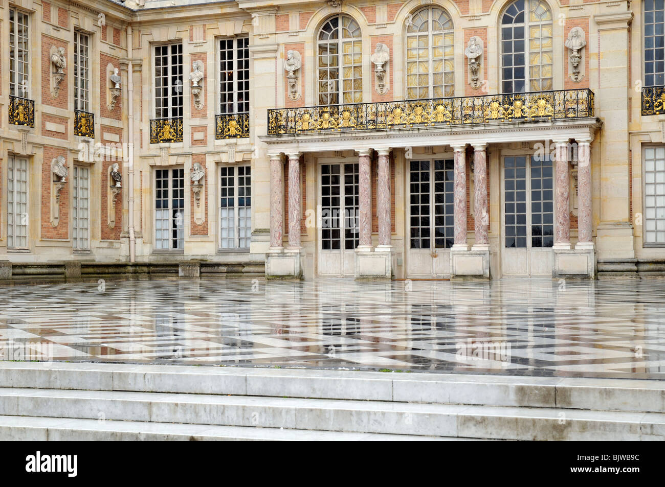 Il cortile di marmo, Palazzo di Versailles, Parigi, Francia. Foto Stock