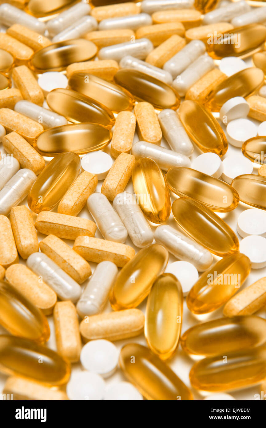 Disposizione casuale di vari integratore alimentare pillole e capsule. omega 3 di oli di pesce, zinco pillole e il complesso di vitamine b pillole Foto Stock