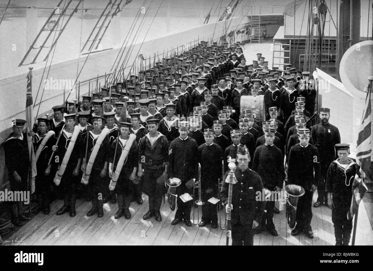 Un marching fuori la sfilata del battaglione a bordo della nave di formazione "HMS Lion', 1896. Artista: WM Crockett Foto Stock