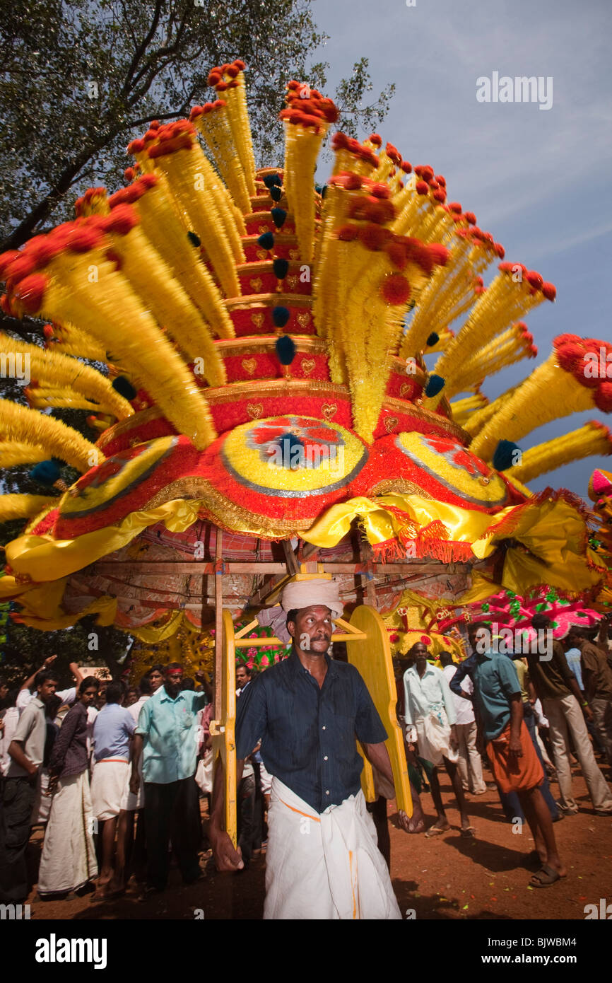India Kerala, Koorkancherry Sree Maheswara tempio, Thaipooya Mahotsavam festival di danza Kavadiyattom pookkavadi filatura ballerino Foto Stock