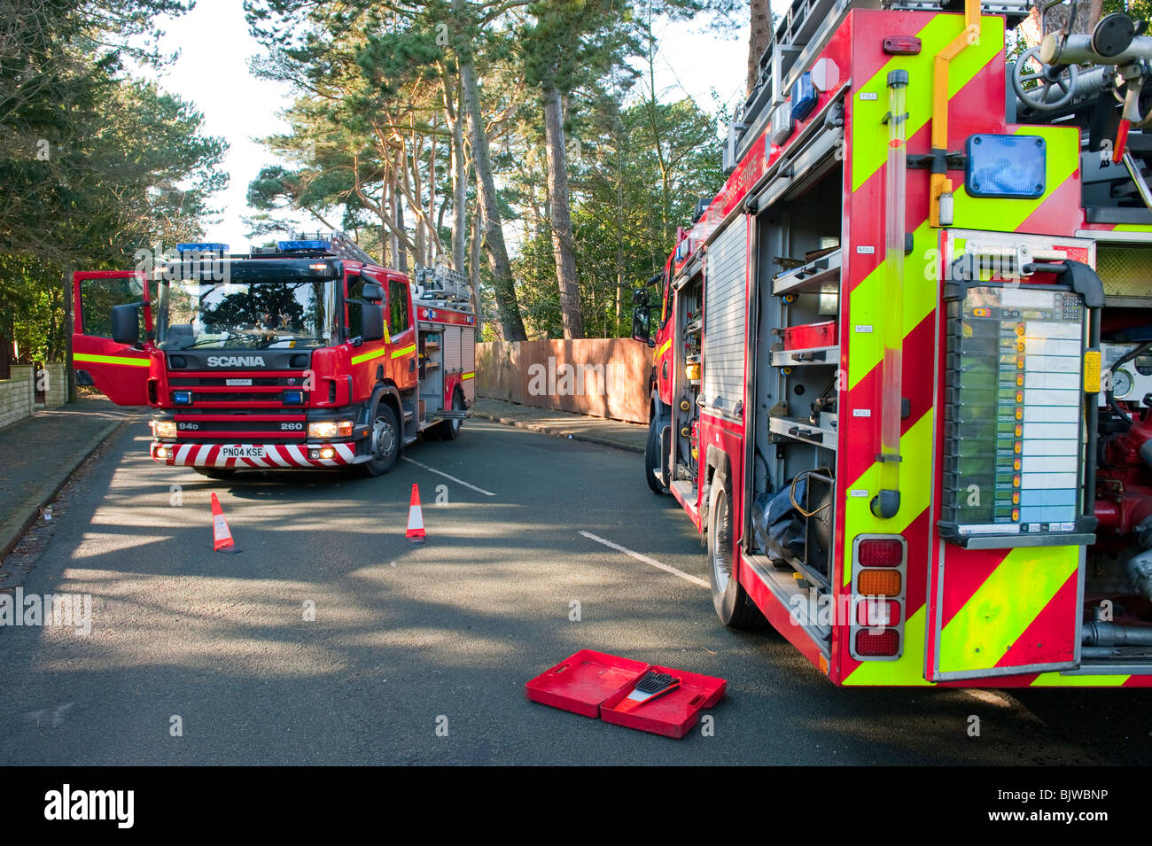 Due motori Fire parcheggiata in Fend Off a incidente stradale Foto Stock