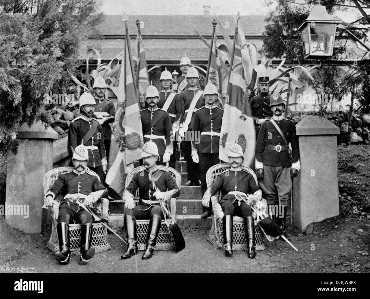 Gli ufficiali e i colori del Duca di Wellington il reggimento, 1896. Artista: prezzo Foto Stock