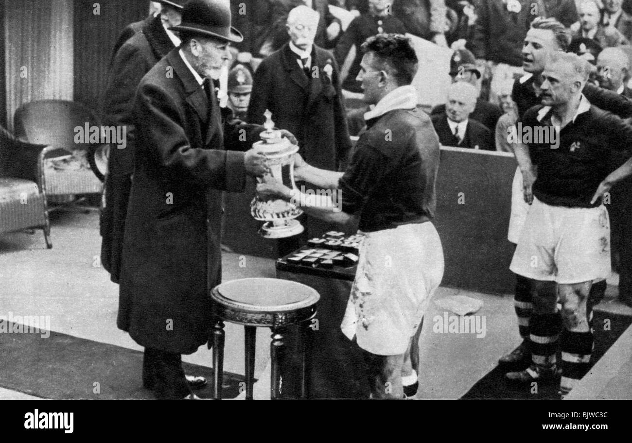 Re Giorgio V PRESENTAZIONE FA Cup, lo Stadio di Wembley, Londra, c1923-1936 (1937).Artista: Fox Foto Stock