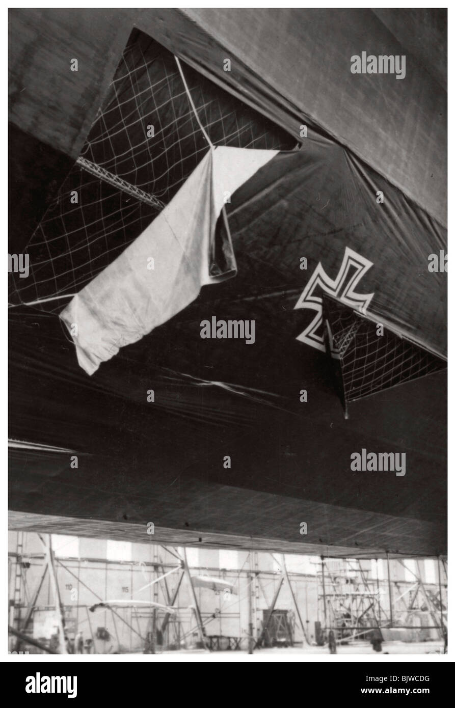 Danneggiato della marina tedesca dirigibile Zeppelin, guerra mondiale I, 1914-1918 (1933). Artista: sconosciuto Foto Stock