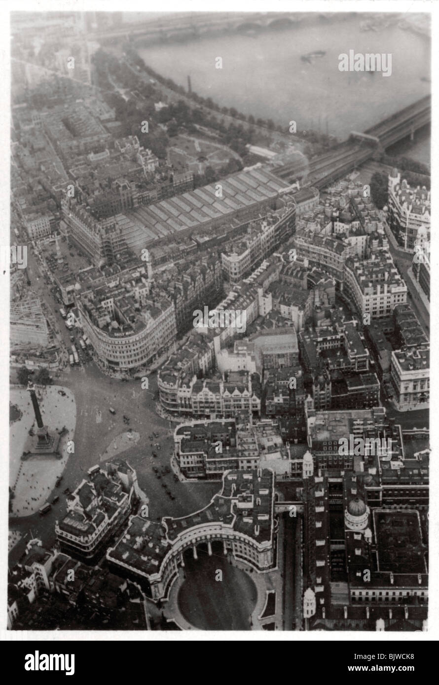 Vista aerea di Trafalgar Square, Londra, da uno Zeppelin, 1931 (1933). Artista: sconosciuto Foto Stock