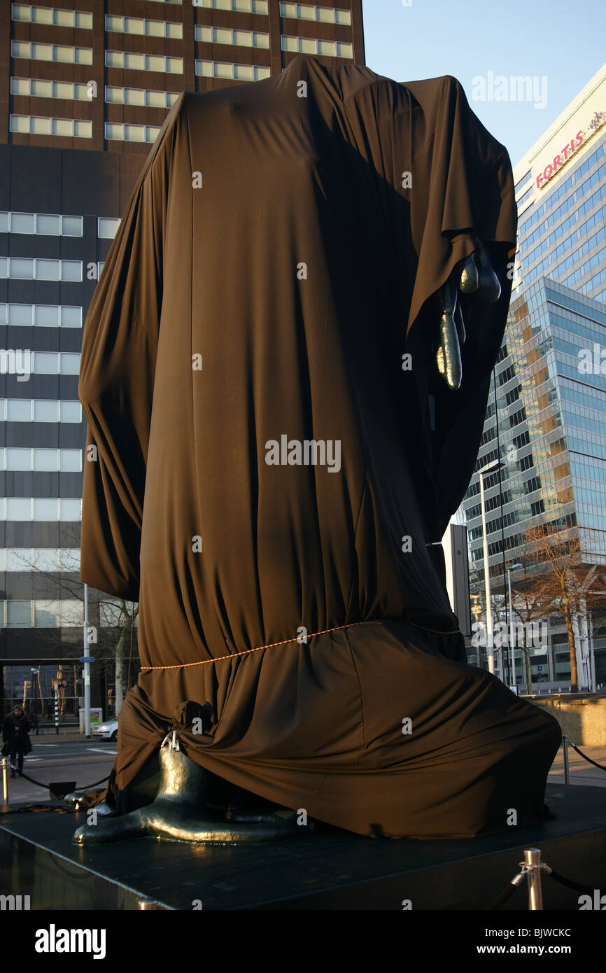 Oggetto nascosto statua velata cascata presso il centro città di Rotterdam in attesa di svelare, marzo 2010 Foto Stock