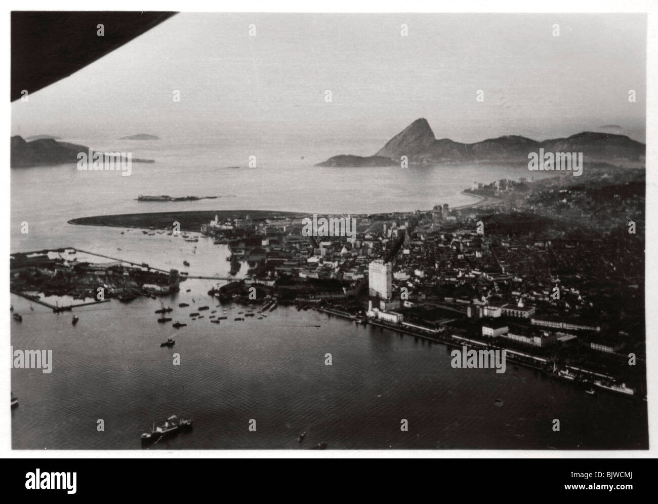 Vista aerea di Rio de Janeiro, Brasile, da uno Zeppelin, 1930 (1933). Artista: sconosciuto Foto Stock