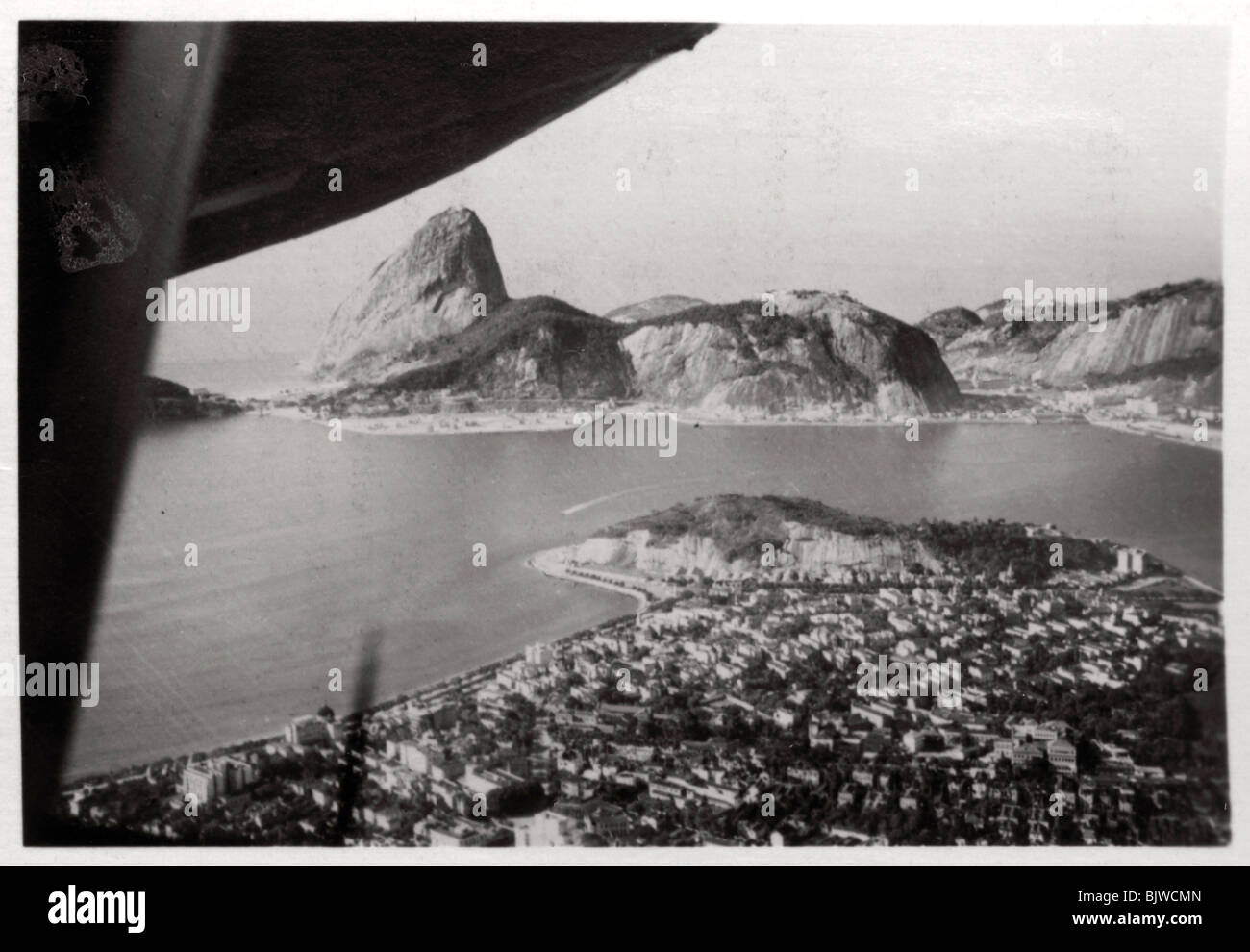 Vista aerea di Rio de Janeiro, Brasile, da uno Zeppelin, 1930 (1933). Artista: sconosciuto Foto Stock