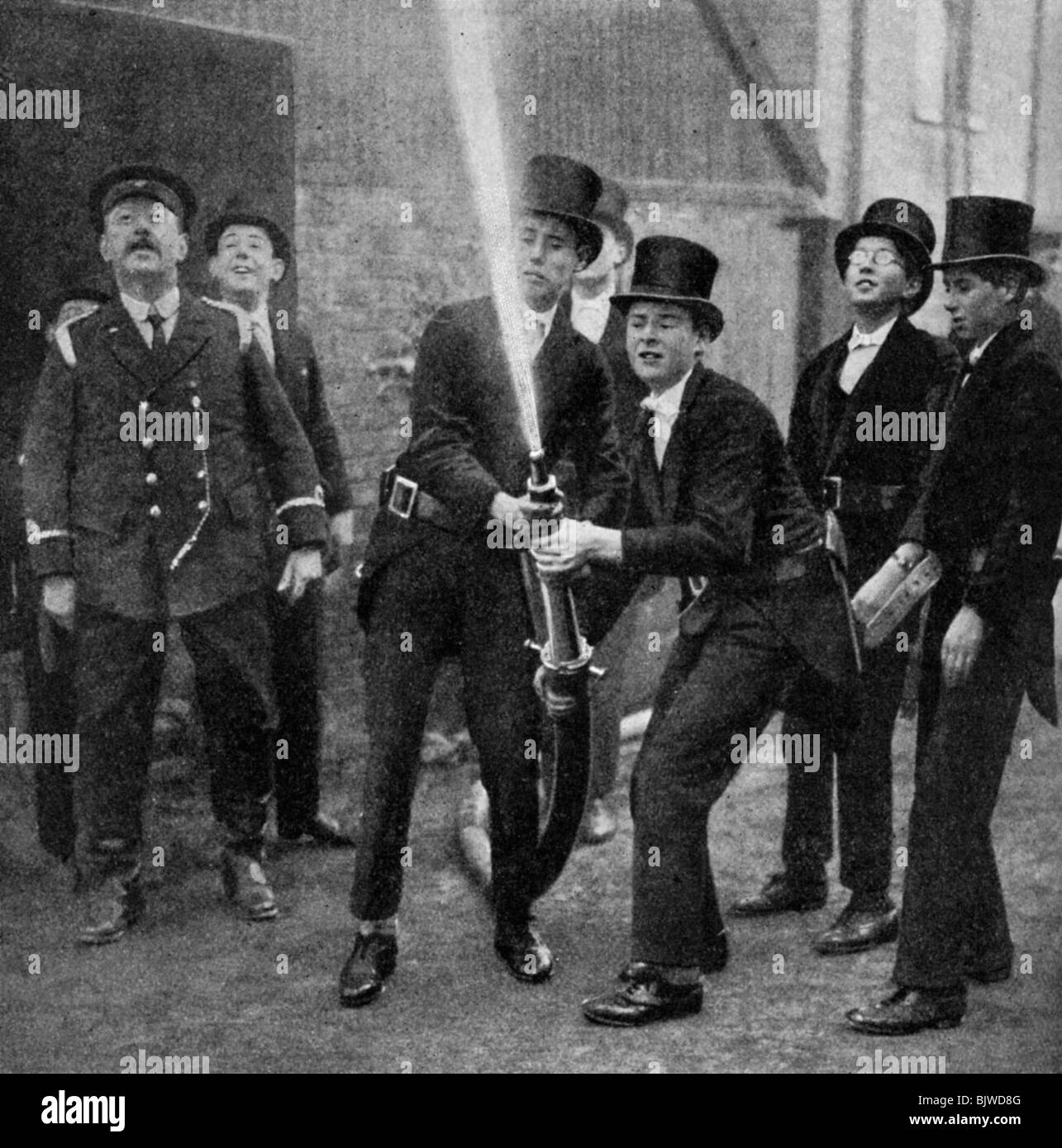 Eton sia dilettante vigili del fuoco praticando un flessibile del trapano, Berkshire, c1922. Artista: sconosciuto Foto Stock